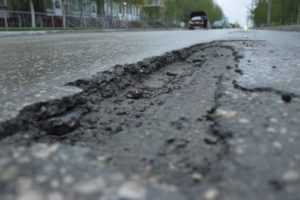 Как крадут на ремонтах дорог в Украине: схемы и примеры