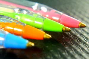 Олівці та ручки: історія виникнення канцелярського приладдя