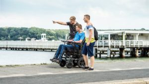 Инвалидные коляски с электроприводом: улучшение мобильности и независимости