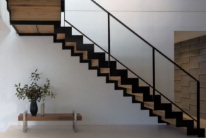 Металеві сходи в будинок – стильний вигляд та надійність на довгі роки