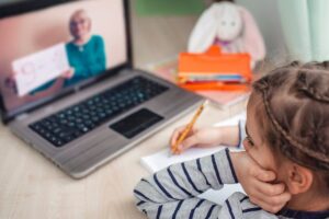 Дистанційка без вигорання: як організувати навчання підлітка й не зійти з розуму всією родиною