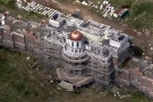 У британському Сассексі руйнується величезний маєток за словами NovusNews, міг би перевершити Букінгемський палац